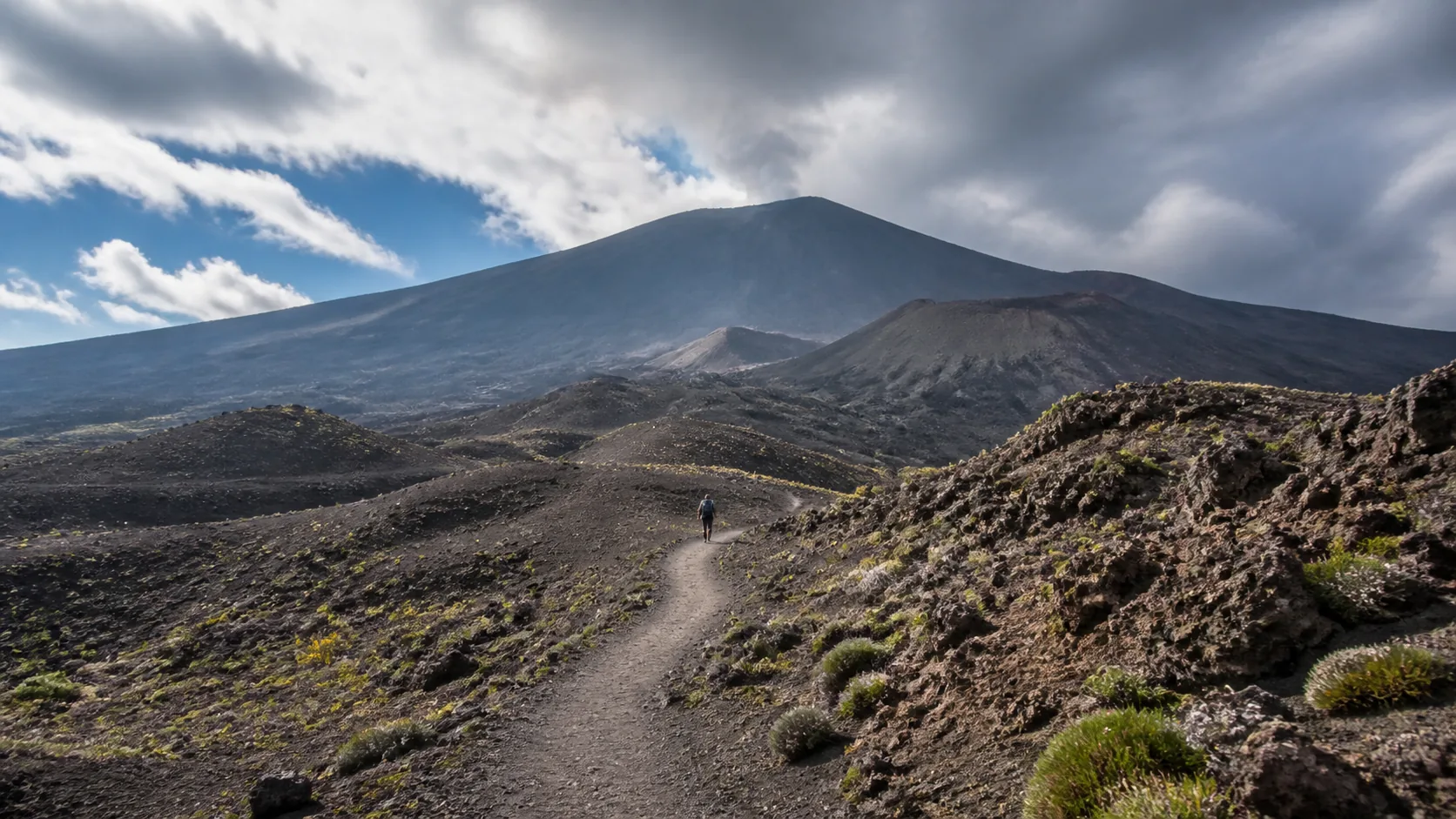 Wanderer in vulkanischer Landschaft auf Sizilien