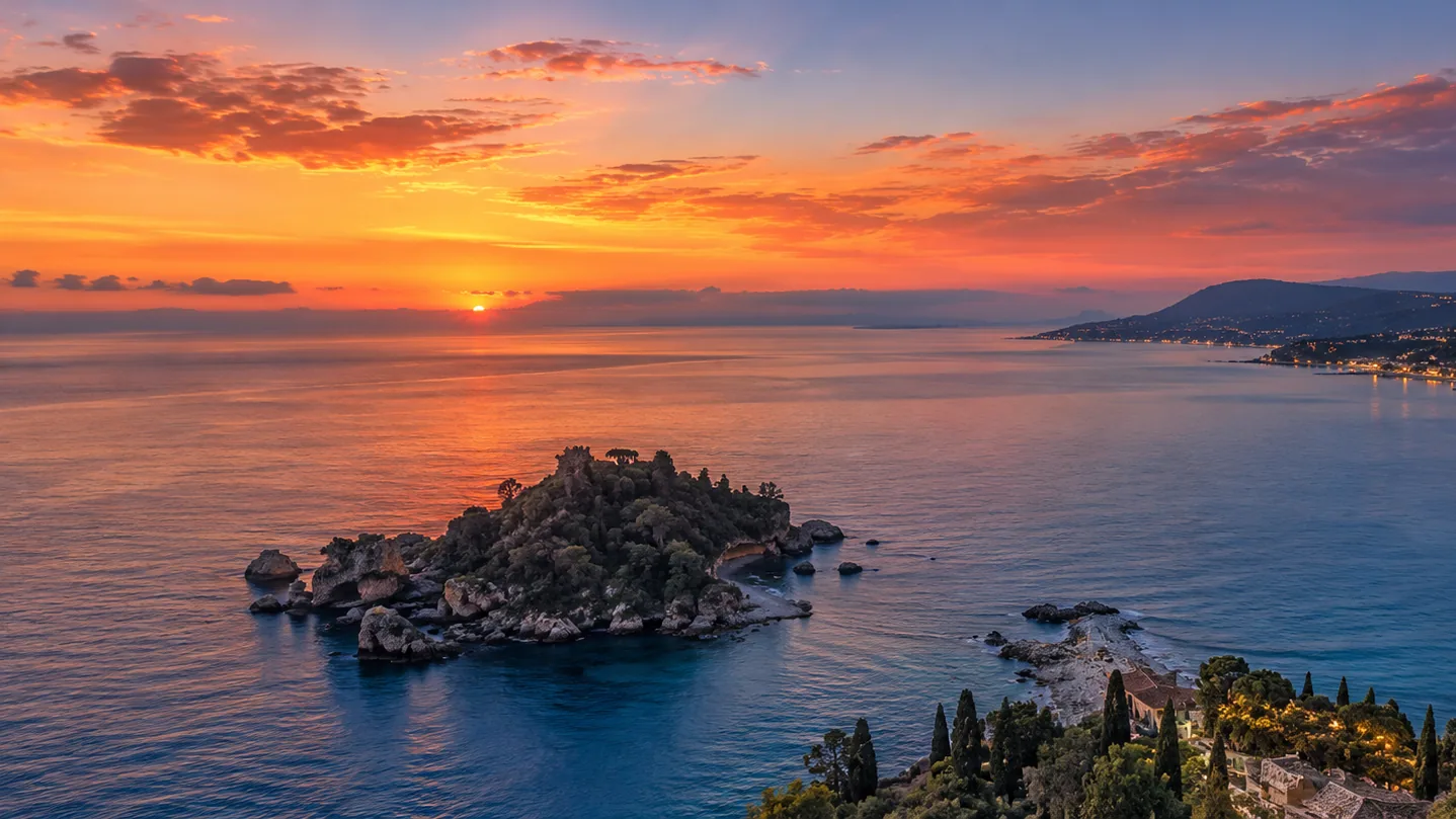 Sonnenaufgang über der Bucht von Isola Bella