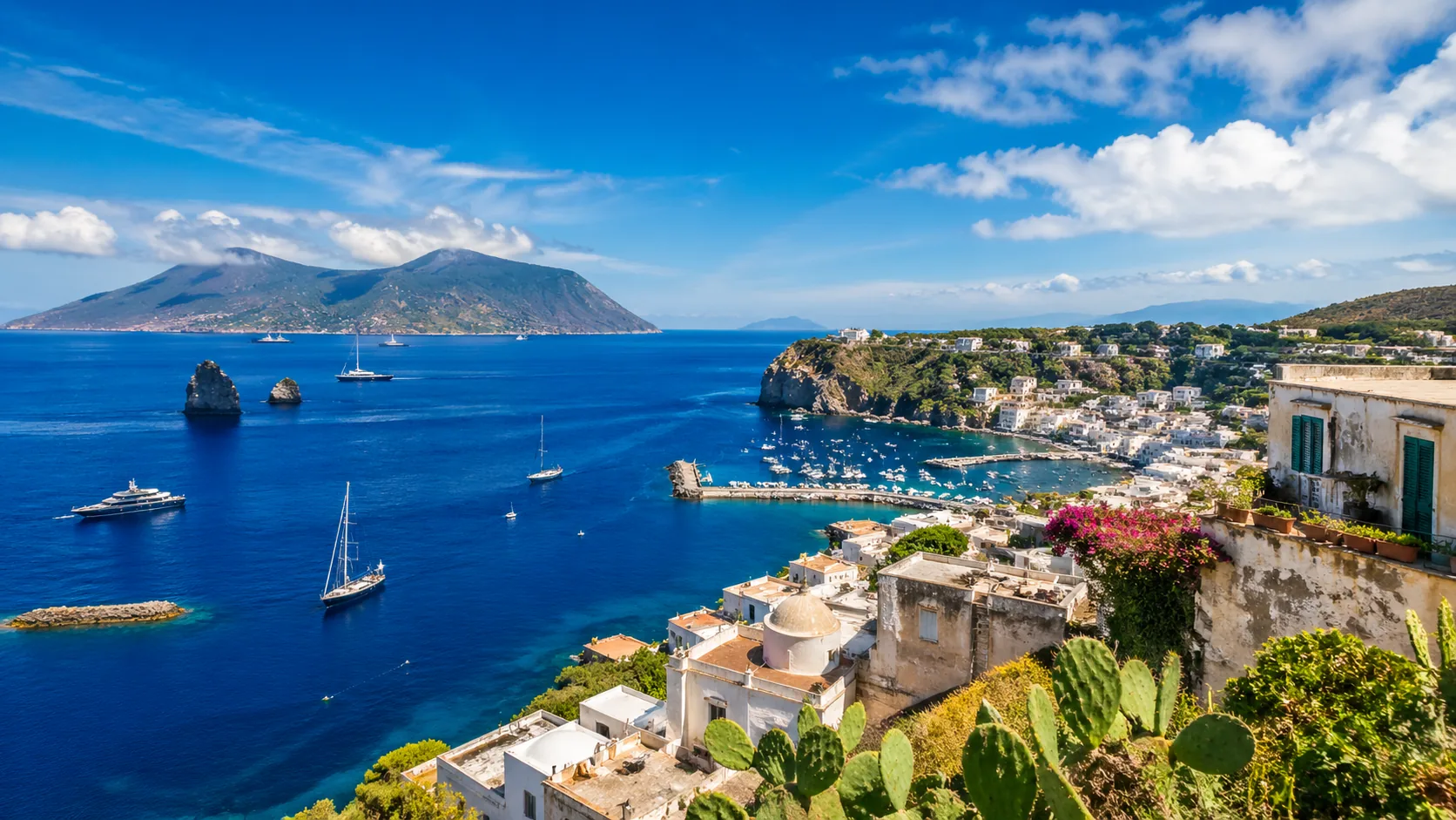 Mediterrane Insel mit Booten und Hafen