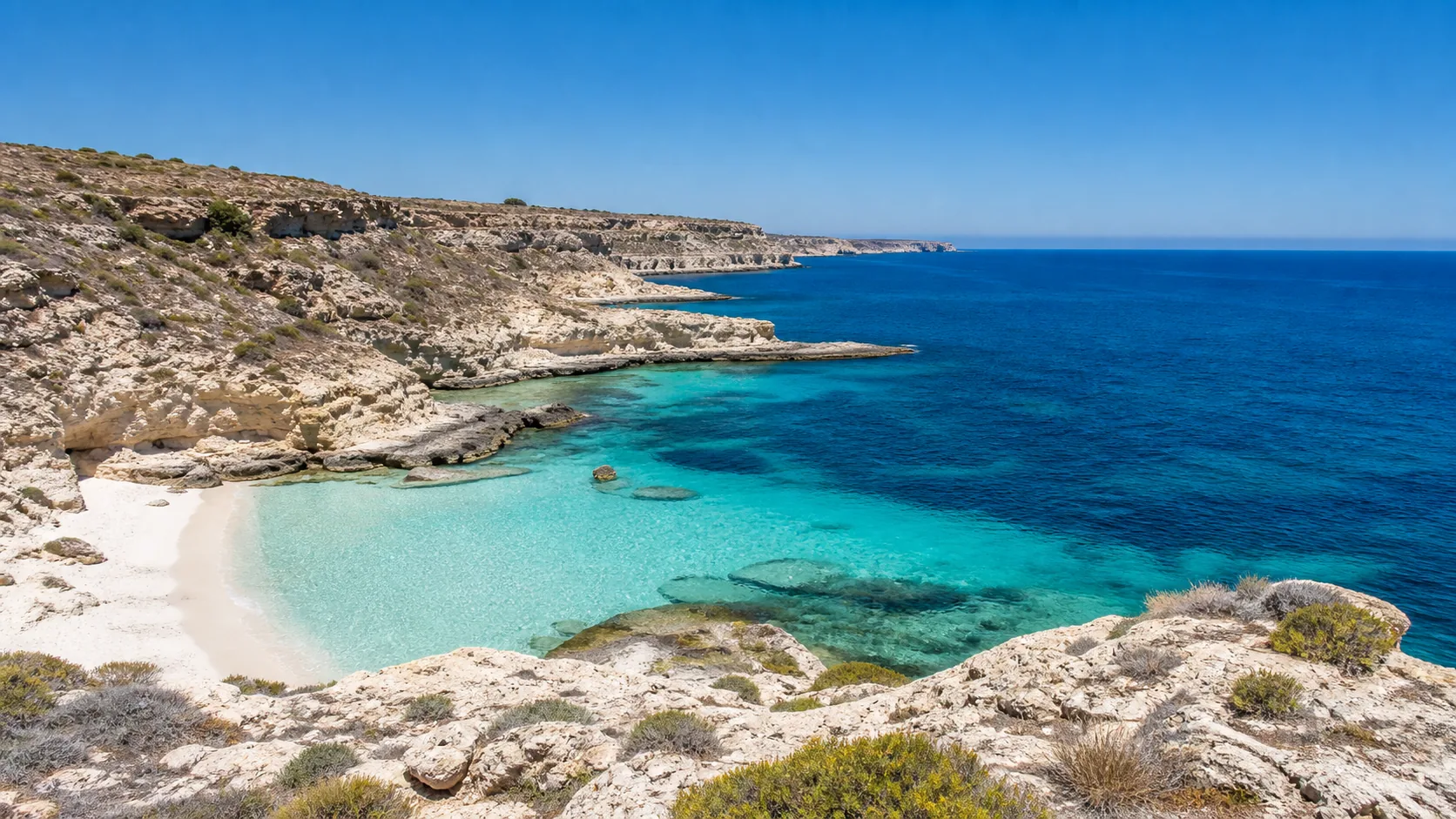 Lampedusa-Bucht mit türkisem Wasser und weißem Sand