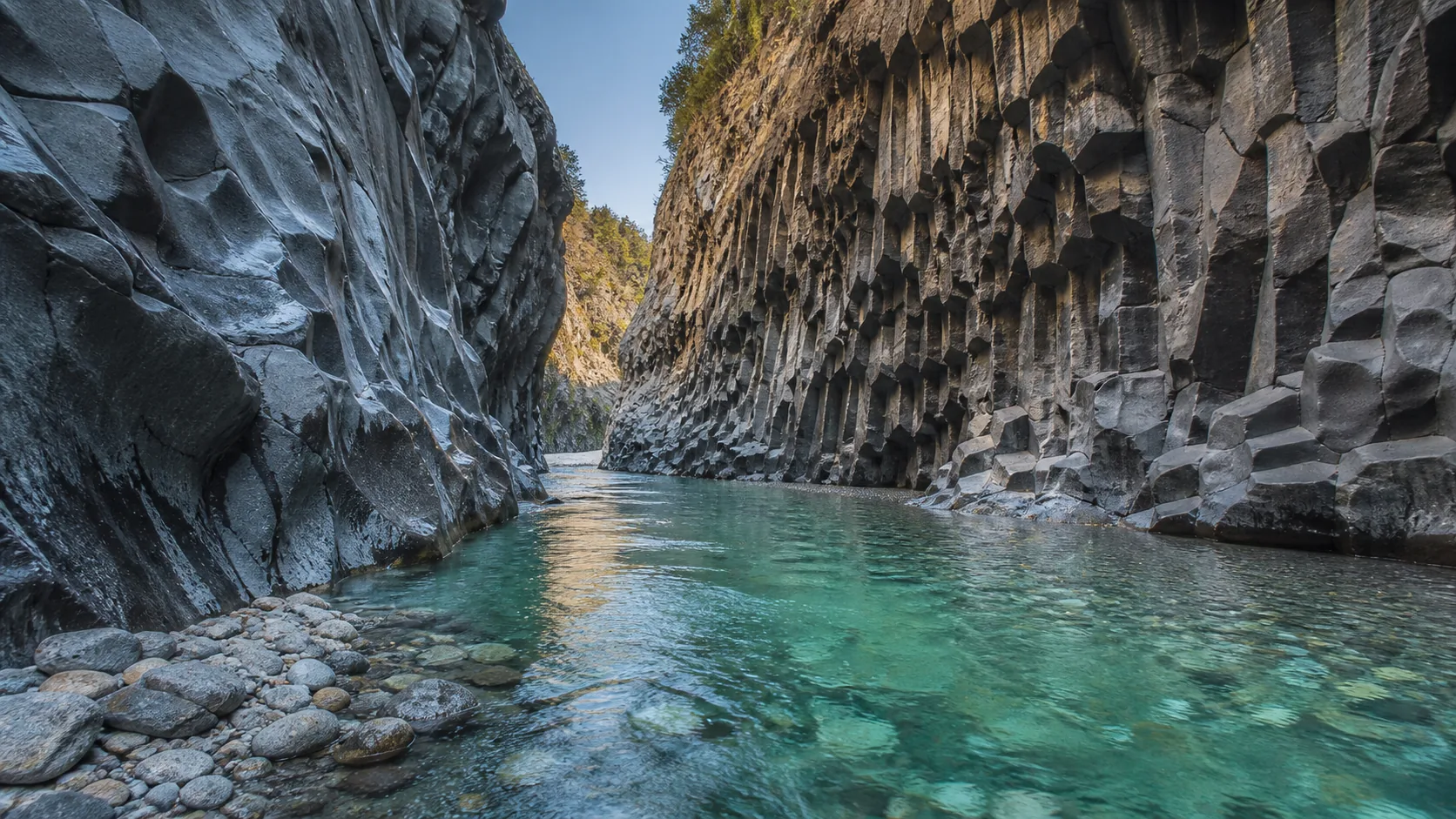 Alcantara-Schlucht mit Basaltsäulen und klarem Wasser