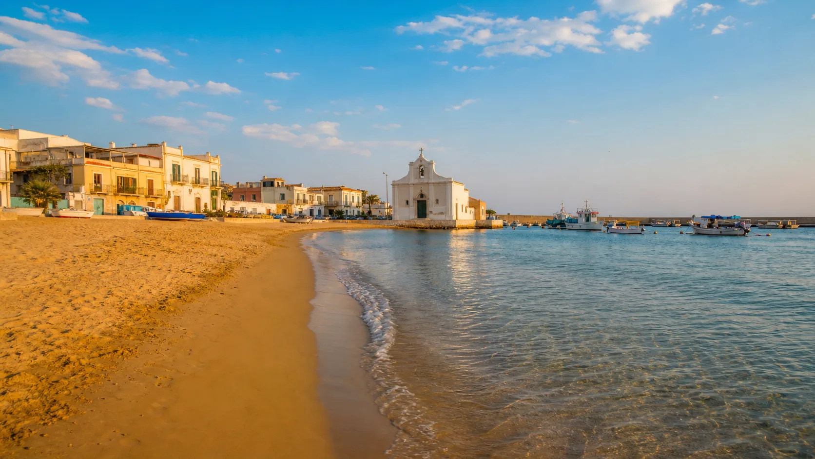 Donnalucata mit Sandstrand und Hafen