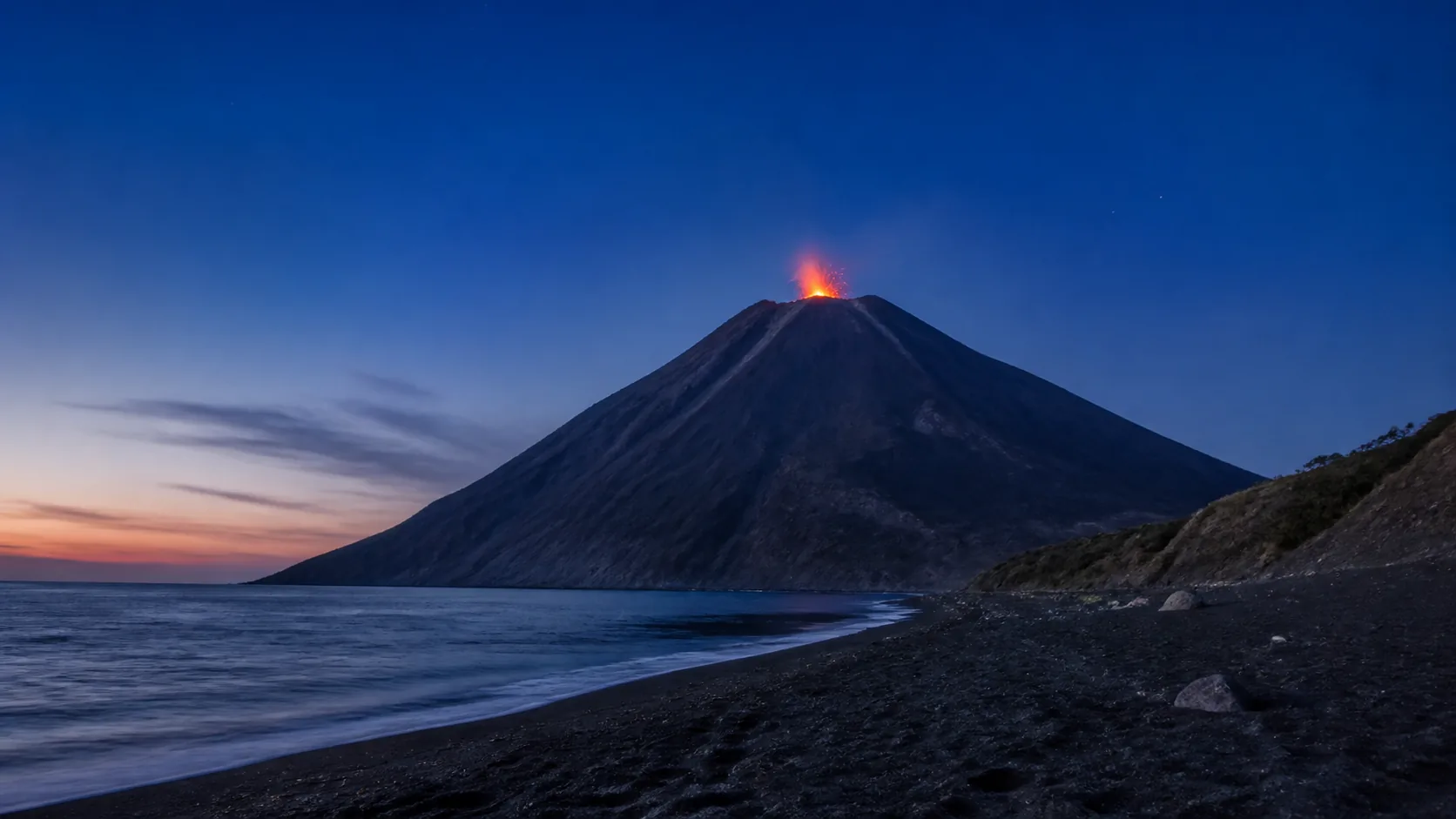 Stromboli mit Vulkan-Aufstieg und schwarzem Sandstrand